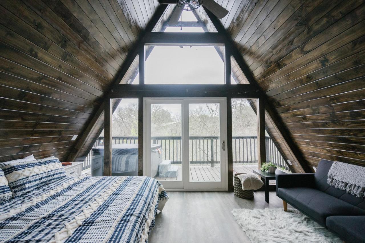 Dean's Den: Private Deck W/ Jacuzzi And A View Chalet New Braunfels
