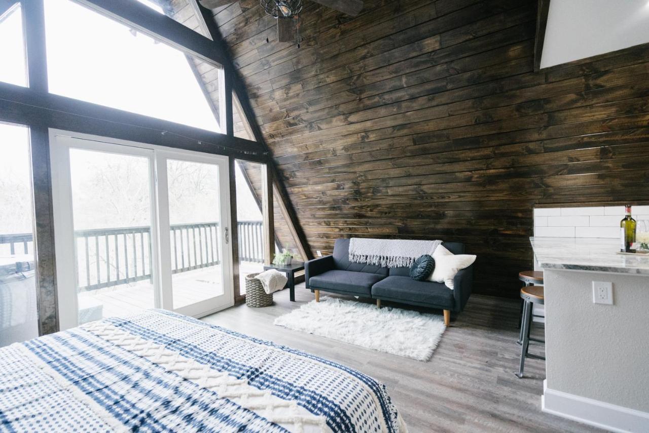 Dean's Den: Private Deck W/ Jacuzzi And A View New Braunfels