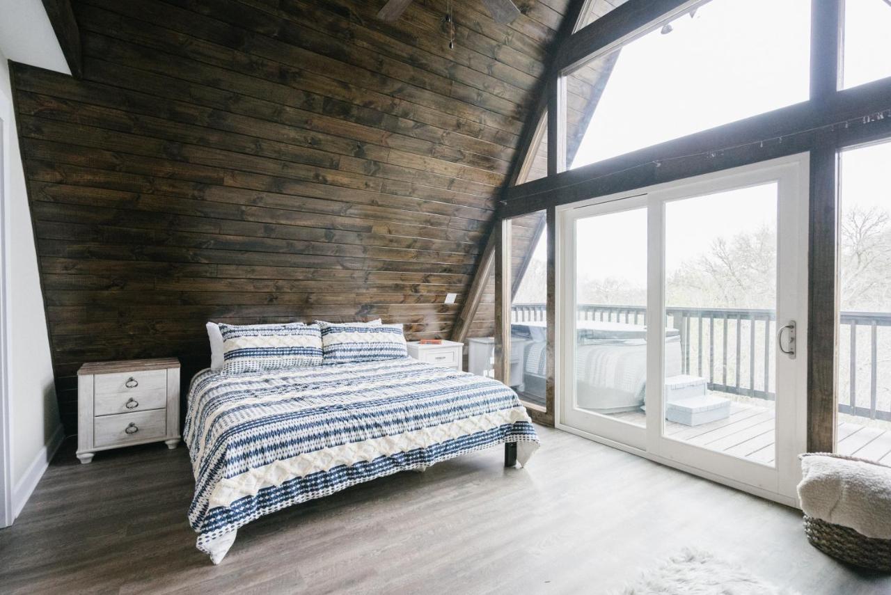 Dean's Den: Private Deck W/ Jacuzzi And A View Chalet