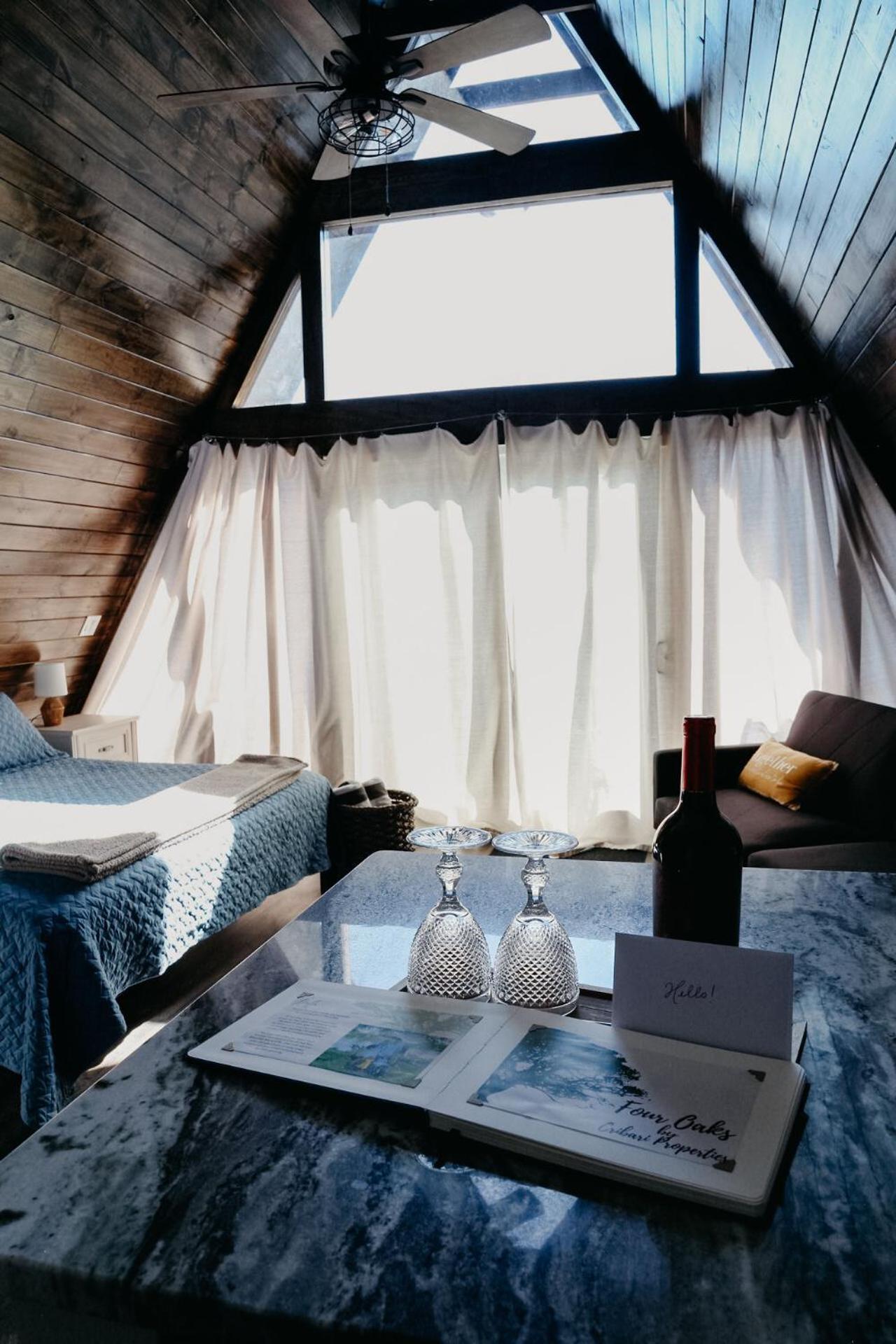 Chalet Dean's Den: Private Deck W/ Jacuzzi And A View New Braunfels