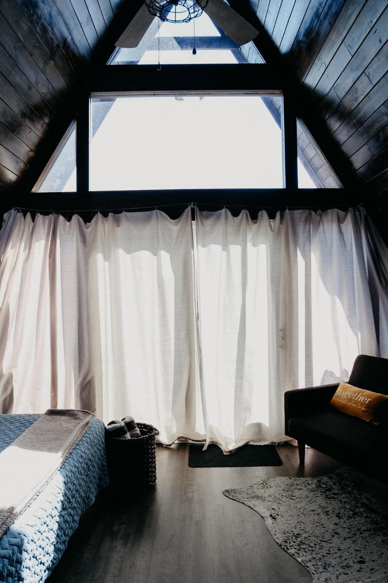 Dean's Den: Private Deck W/ Jacuzzi And A View Chalet *