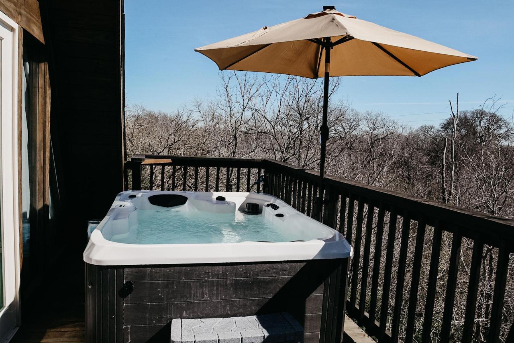 Chalet Dean's Den: Private Deck W/ Jacuzzi And A View New Braunfels